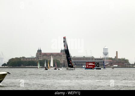 Co2-Spuckender floating Billboard grüßt Gretas Thunberg Anreise, New York, USA Stockfoto