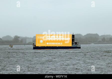 Co2-Spuckender floating Billboard grüßt Gretas Thunberg Anreise, New York, USA Stockfoto