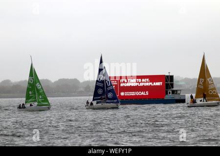 Co2-Spuckender floating Billboard grüßt Gretas Thunberg Anreise, New York, USA Stockfoto