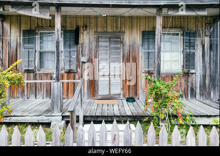 Full Frame Ansicht von Verwitterten hölzernen Veranda mit passenden verblasst Lattenzaun in der historischen Altstadt von Key West, Florida, USA Stockfoto