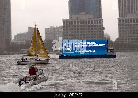 Co2-Spuckender floating Billboard grüßt Gretas Thunberg Anreise, New York, USA Stockfoto