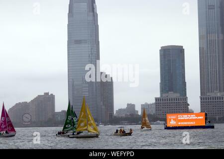 Co2-Spuckender floating Billboard grüßt Gretas Thunberg Anreise, New York, USA Stockfoto