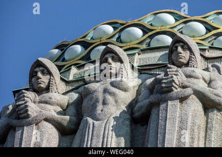 Koruna Palace Prag Jugendstil allegorische Statuen von Stanislav Sucharda, Figuren auf dem Dach des Gebäudes 1910 Tschechische Republik Stockfoto
