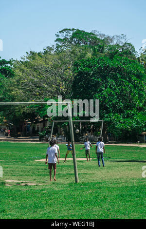 BAHIA, BRASILIEN - 27. Juni 2019: Gruppe von einheimischen Kindern Fußball spielen in einem bescheidenen Rasenfläche mit gebogenen Ziele im Quadrado von Trancoso, in der Nort Stockfoto