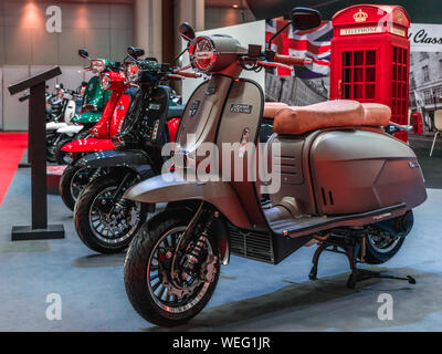 Bangkok, Thailand - 30. August 2019: Royal Legierung GrandPrix 200 oder GP200 Classic Scooter. Royal Legierung ist eine hochwertige klassische Roller aus England. Stockfoto