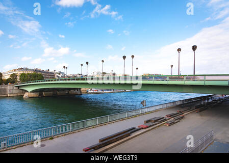 Alma Brücke in Paris an einem sonnigen Tag Stockfoto