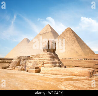 Große Sphinx und Pyramiden unter strahlender Sonne Stockfoto