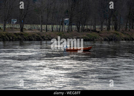 Fischer in Holz- Boot Fluss Tay Dunkeld Perthshire Schottland United Kingdom Mann angeln nachgelagerten angler angeln Stange Linie offenen Boot flussaufwärts nach Stockfoto