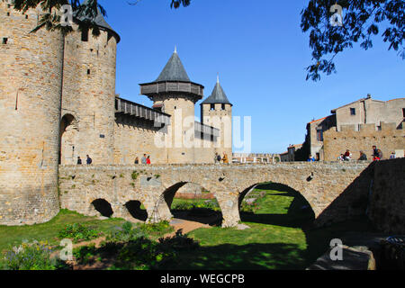 Carcassonne, Aude, Royal, Frankreich, Europa. 2014. Menschen gehen über die Bogenbrücke zu Comtal Schloss. Französisch Reiseziel mit sonnigen blauen Himmel Stockfoto