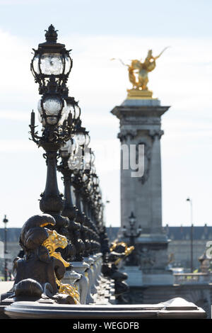 Lampe Beiträge auf der Pont Alexandre III, Paris, Frankreich Stockfoto