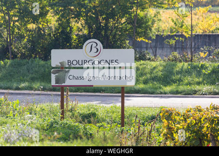 Burgund Chassagne-Montrachet Schild auf der Great Wine Route in Burgund, Frankreich, Herbst Stockfoto