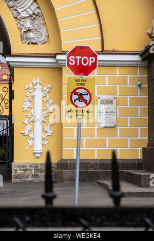 ST. PETERSBURG, Russland - August 5, 2019: "Keine Zone" Zeichen vor der Admiralty Building Fliegen Stockfoto