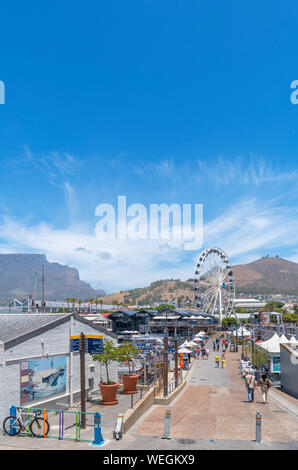 Die V&A Waterfront mit Blick auf Tabelle Mountai, Signal Hill und das Kap Rad, Cape Town, Western Cape, Südafrika Stockfoto