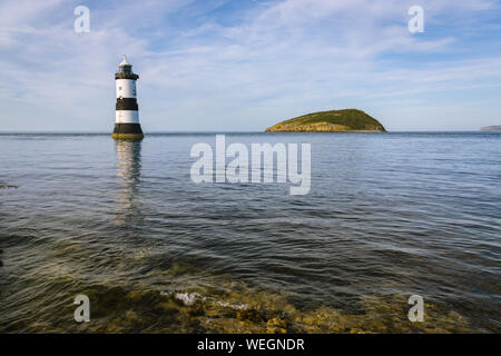 Penmon Punkt ANGLESEY Wales mit der Trwyn Du Leuchtturm und Papageitaucher Island. Das Licht war zwischen 1835 bis 1838 gebaut Stockfoto