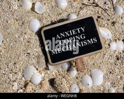 Mit der Inschrift Angst Überbrückungsmöglichkeiten liegt am Strand. Stockfoto