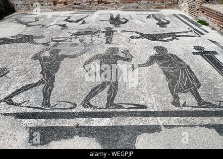 Die schöne Bodenmosaik des apodytherium in der Marine Tür Thermalbäder auf Italienisch' Terme di Porta Marina' mit einem Tisch und Wettbewerb Stockfoto