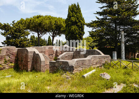 Blick von der alten römischen Ruinen von Ostia Antica mit ihrer üppigen Vegetation, Rom Italien Stockfoto