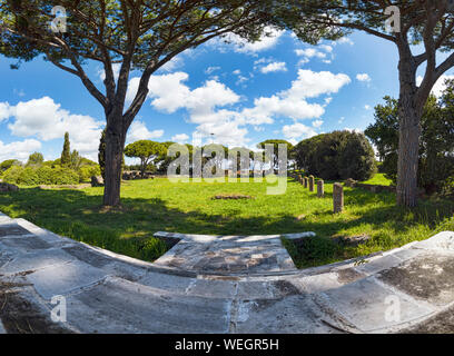 Erstaunlich immersive panoamic Blick vom Cibele Heiligtum mit Blick auf den Campo della Magna Mater in den archäologischen Ausgrabungen von Ostia Antica. Stockfoto