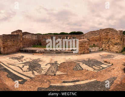 Archäologische Ausgrabungen von Ostia Antica immersive Panorama bei Sonnenuntergang in der Ruine der Feuerwehrmänner Baracke mit der schönen Stellen Mosaik Stockfoto