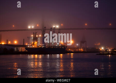 Frachtschiff laden im Hafen von Savannah bei Nacht Stockfoto