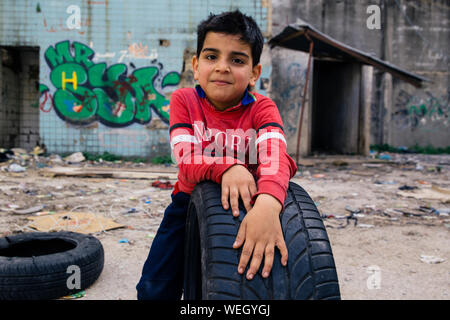 Jungen spielen Straßenfußball in Beirut. Stockfoto