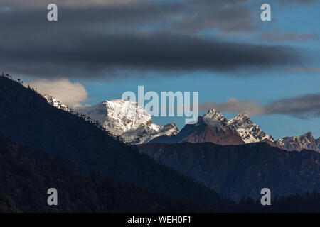 Berge des Himalaja in Bhutan, siehe von Dochu La Pass Stockfoto