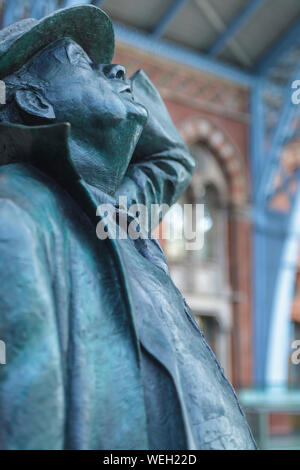 Sir John Betjeman Statue in St. Pancras, London. Stockfoto