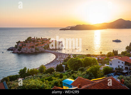 Bei Sonnenuntergang der Insel Sveti Stefan in Montenegro Stockfoto