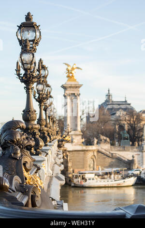 Lampe Beiträge auf der Pont Alexandre III, Paris, Frankreich Stockfoto