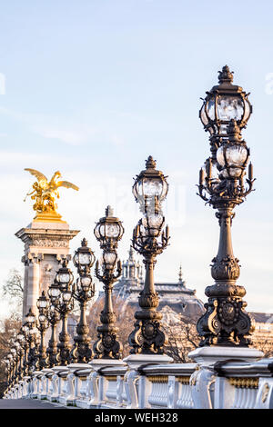 Lampe Beiträge auf der Pont Alexandre III, Paris, Frankreich Stockfoto