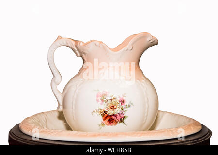 Keramik beige Wasserkrug und Schale mit florale Muster auf weißem Hintergrund Stockfoto