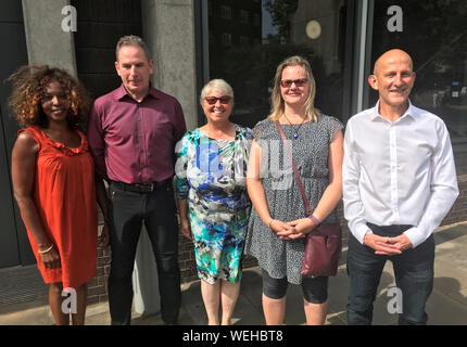 Heathrow Pause Mitkämpfer (von links nach rechts) Valerie Brown, James Brown, Sylvia Dell, Linda Davidsen und Jonathan Fishwick, die Planung flying Spielzeug zu verwenden Flüge am Flughafen im nächsten Monat zu stoppen, zusammen stehen nach einem Treffen mit Vertretern der Hub für unterwegs am Freitag, die vorgeschlagenen Maßnahmen zu diskutieren. Stockfoto