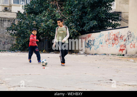 Jungen spielen Straßenfußball in Beirut. Stockfoto