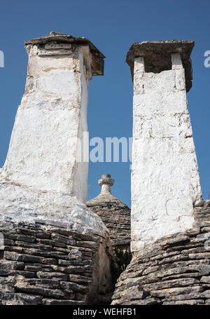 Schornsteine auf einem traditionellen Trulli Haus in der Stadt Alberobello, Puglia, Italien. Stockfoto