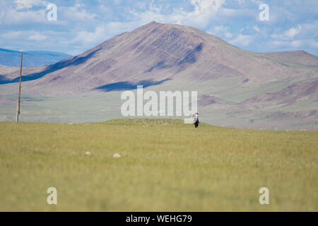 Kasachischen Eagle Hunter auf Pferd in der mongolischen Steppe Stockfoto