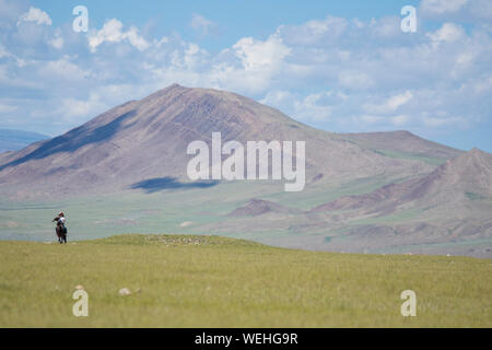 Kasachischen Eagle Hunter auf Pferd in der mongolischen Steppe Stockfoto