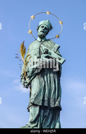 Der tschechischen Heiligen, heiligen Nepomuk Statue auf der Karlsbrücke in Prag in der Tschechischen Republik Europa Stockfoto