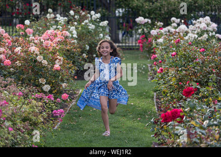 Jugendliche Mädchen der Asiatischen aussehen Gymnastik im Rose Garden, San Jose, Kalifornien Stockfoto