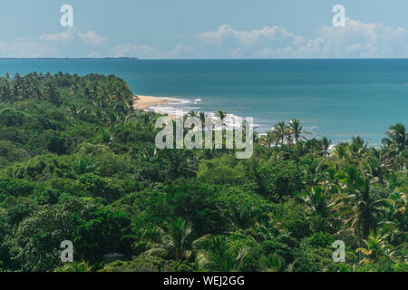 Malerische und tropischen Aussicht von der Spitze eines Berges, der leer stehenden Eingeborenen Strand, mit hellen grünen Vegetation, Palmen und die große blaue ocea Stockfoto