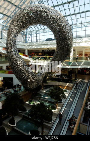 Große Skulptur in der Shopping Mall Fisketorvet in Kopenhagen, Dänemark. Die Skulptur zeigt einen Hering Schwarm, die zu den nahe gelegenen Meeresenge Øresund, wo Hering in extremen Mengen vorhanden waren und die Grundlage für die wirtschaftliche Entwicklung in der Region. Stockfoto