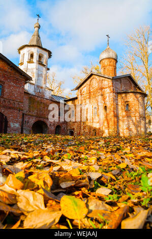 In Weliki Nowgorod, Russland. Kirche der Verkündigung auf dem Marktplatz und Glockenturm in Weliki Nowgorod, Russland. Herbst sonnige Szene Stockfoto