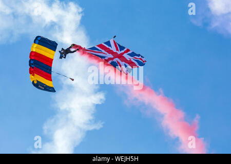 Bournemouth, UK. 30. August 2019. Tiger Freefall Fallschirm Display Team, die Britische Armee Tiger vom Himmel fallen und fallen auf den Strand, Teil von Bournemouth Air Festival. Fallschirmspringer, die die Union Jack Flagge gegen den blauen Himmel. Credit: Carolyn Jenkins/Alamy leben Nachrichten Stockfoto