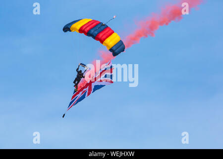 Bournemouth, UK. 30. August 2019. Tiger Freefall Fallschirm Display Team, die Britische Armee Tiger vom Himmel fallen und fallen auf den Strand, Teil von Bournemouth Air Festival. Fallschirmspringer, die die Union Jack Flagge gegen den blauen Himmel. Credit: Carolyn Jenkins/Alamy leben Nachrichten Stockfoto