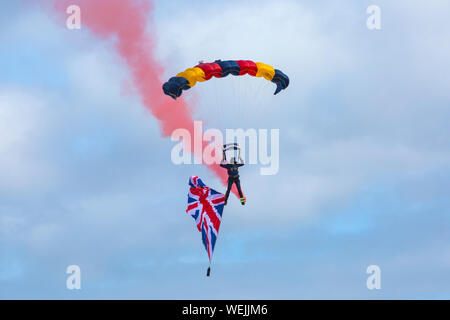 Bournemouth, UK. 30. August 2019. Tiger Freefall Fallschirm Display Team, die Britische Armee Tiger vom Himmel fallen und fallen auf den Strand, Teil von Bournemouth Air Festival. Fallschirmspringer, die die Union Jack Flagge gegen den blauen Himmel. Credit: Carolyn Jenkins/Alamy leben Nachrichten Stockfoto