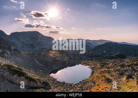 Panoramablick Sommer Sonnenuntergang Landschaft von Rila Gebirge, Bulgarien Stockfoto