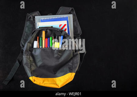 Hintergrund für Zurück in die Schule mit einem Rucksack Stockfoto