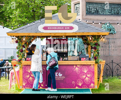 Frauen in Edinburgh Gin drinks Bar während der International Book Festival. Charlotte Square Garden, Schottland, Großbritannien Stockfoto