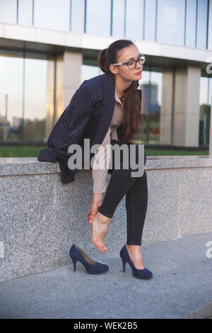 Schönheit braucht Opfer. Frau mit High Heels Stockfoto