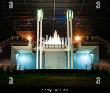 Chicago, Illinois-August 27, 2019: Wasser aus dem Brunnen bei Arie Krone Theater auf der Seeseite der Stadt bei Nacht. Stockfoto