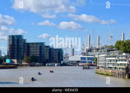 London, Großbritannien - 29 August 2019: Battersea Power Station durch Kräne und die Themse von Vauxhall Brücke gesehen Umgeben. Stockfoto